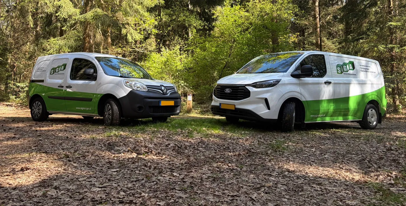 Twee bedrijfsbussen van Sigma in het bos
