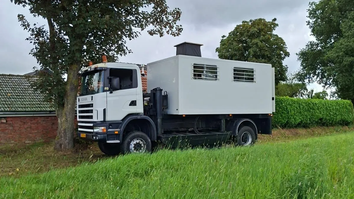Sondeertruck van Sigma op een grasveld bij een boom
