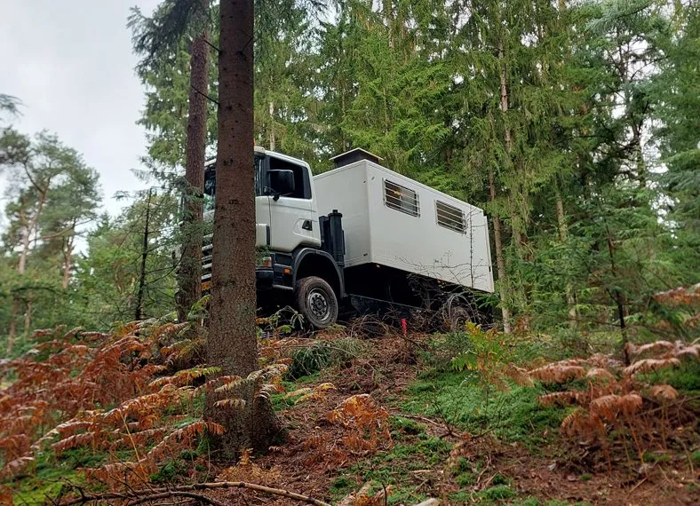 Sondeertruck van Sigma tussen de bomen in een bos