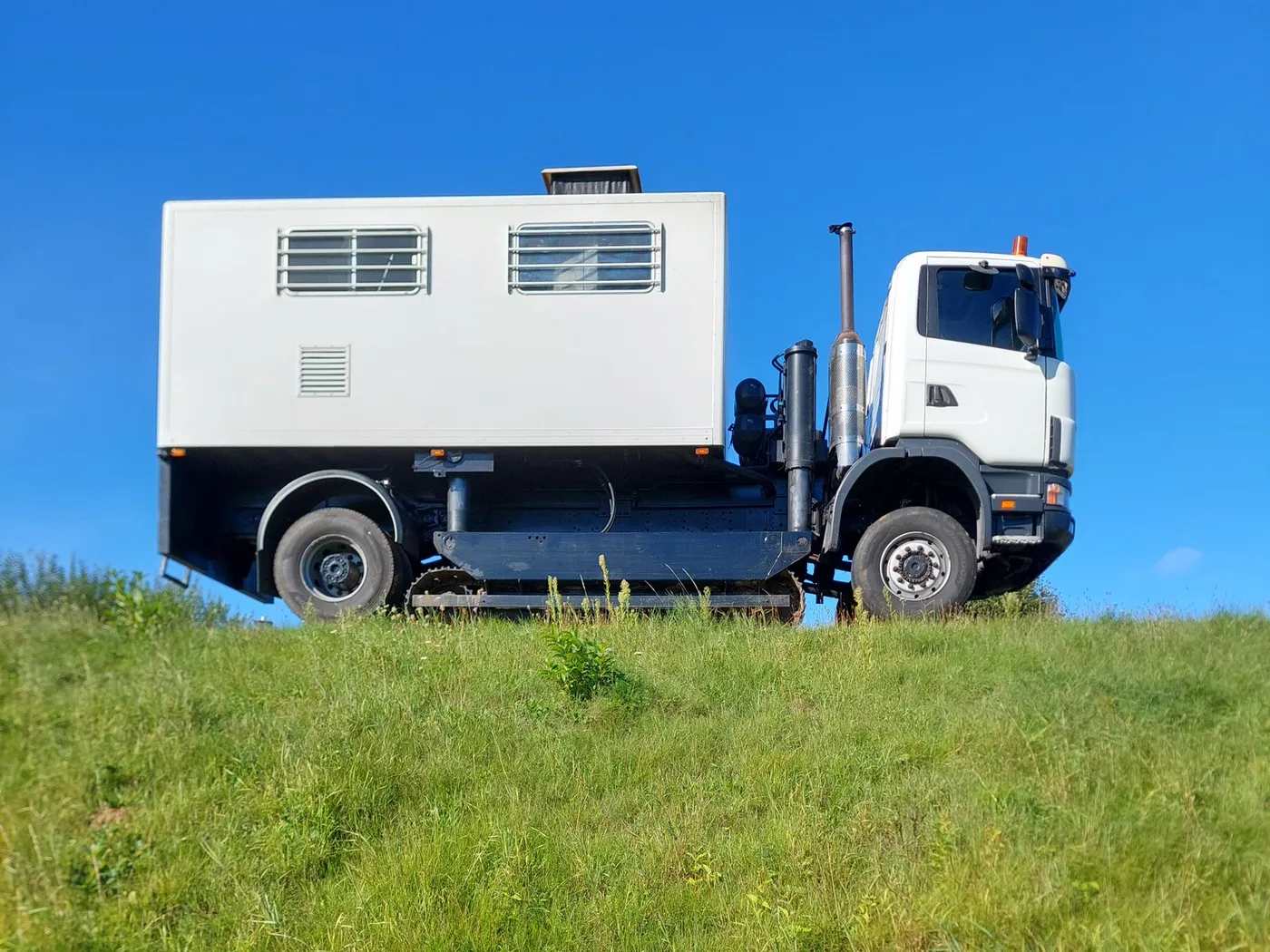 Sondeertruck van Sigma op een dijk